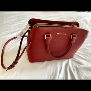 Micheal Kors purse (Small Savannah)